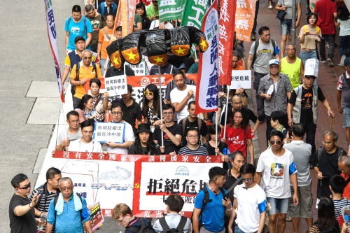 香港市民參與遊行、反對中共對港施壓、抗議港府施政