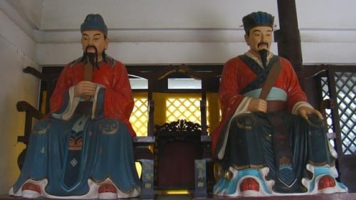 王羲之故居中的颜杲卿和颜真卿塑像，左侧塑像是颜杲卿。