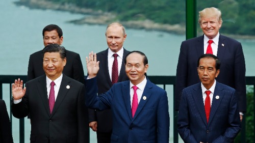 2017年11月11日，亞太經濟合作組織會議上，美國總統川普(後右一)、中國國家主席習近平(前左一)，俄羅斯總統普京(後右二)。