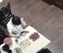 大媽訛詐中餐館：自拔頭髮自備蟑螂放菜盤(組圖)