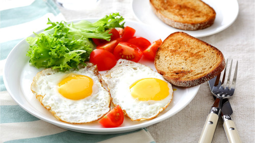 經常吃煎蛋容易使油脂攝入過量，誘發高血脂和脂肪肝。