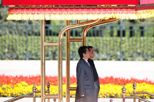 2018年10月26日，日本首相安倍訪華，中國總理李克強迎接。