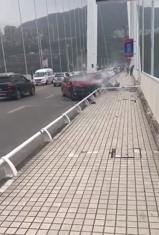 重慶萬州一大巴掉入長江初查車上有10多人