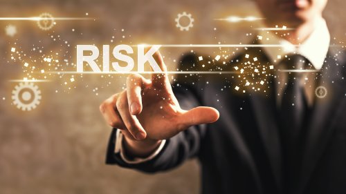 中国人大官网刊登的调研报告认为，银行业隐性不良贷款风险需高度关注，经营性风险不容忽视，金融风险防控难度进一步加大。这意味着，金融风险越来越难以控制。
