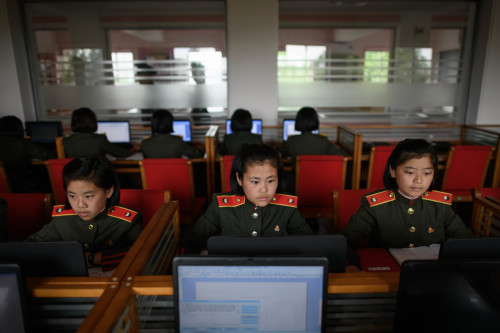 2018年6月15日，朝鮮學生們在平壤外的康盤石革命學校上課。