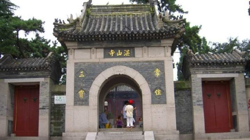 葉恭綽、沈鴻烈、王金鈺一群人捐助建築青島湛山寺，段祺瑞捐了1000元。