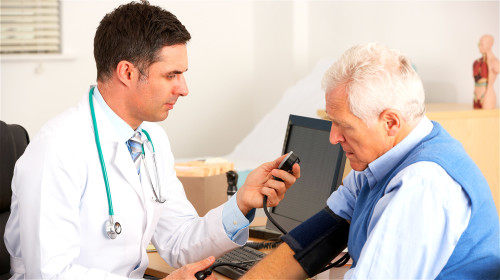 高血壓可能是痛風發作的獨立危險因素。