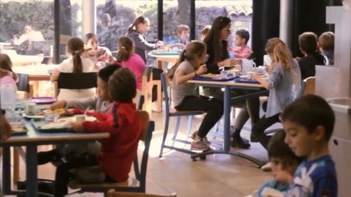 学生在小学食堂吃午餐