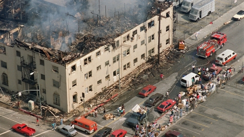1992年洛杉矶暴动中被烧毁的商店波及了旁边的公寓。