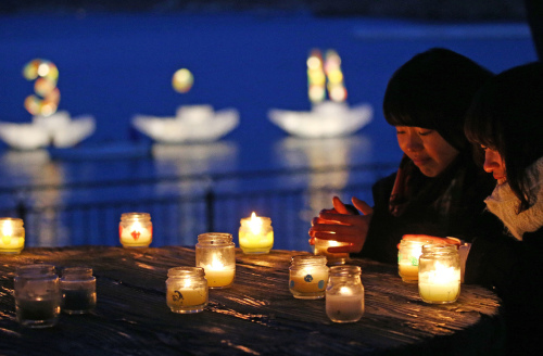 日本民众为311地震死难者点起蜡烛
