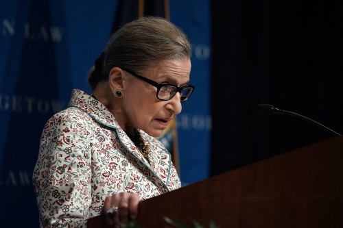 2020年9月18日，美国最高法院87岁的大法官金斯伯格（Ruth Bader Ginsburg）病逝。川普总统随后发布悼念声明。图为金斯伯格大法官生前照片。（图片来源: Alex Wong/Getty Images）