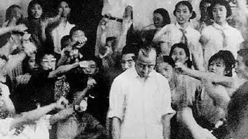 毛澤東時代，批鬥整人迫害，圖為學生批鬥老師