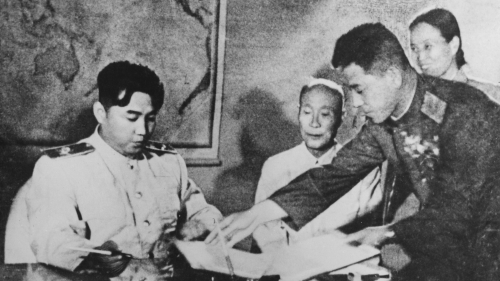 1953年，金日成在朝鲜平壤签署了“朝鲜停战协定”。