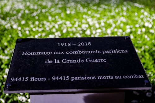 2018年11月10日，巴黎Hotel de Ville酒店前展出94415朵花紀念一戰中陣亡的巴黎士兵。
