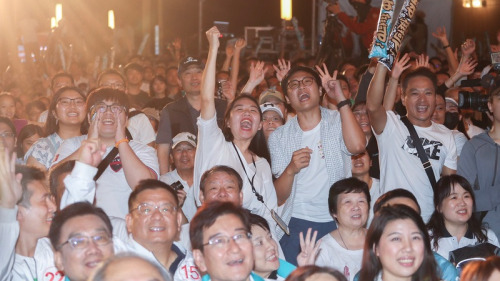 九合一選舉造勢大會中的台灣選民