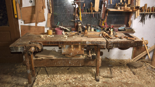 木匠手艺精巧，简单的工具就能创造出精美的产品。