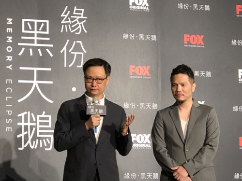 港电影《无间道》系列的资深监制庄澄（左）首度跨足电视影集，与台湾导演孙启明（右）合作推出原创影集《缘份．黑天鹅》。