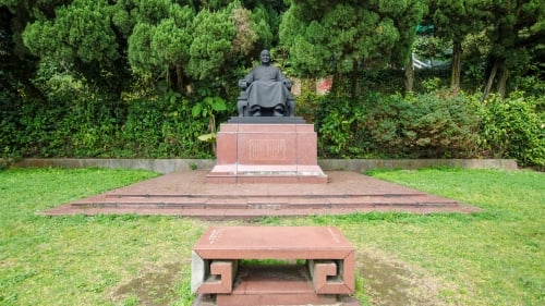 蔣介石退守臺灣後選擇陽明山做官邸，這裡的公園也改稱「陽明山公園」。