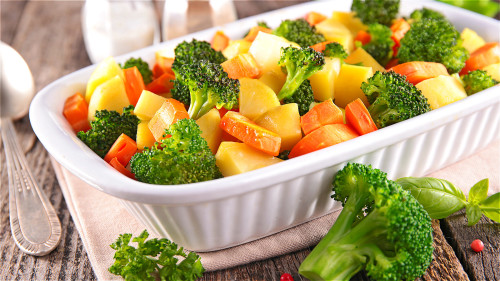 西兰花含有萝卜硫素，能够护肝，加速体内累积的毒素排出。