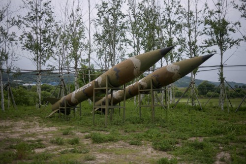 2018年5月29日，朝韓非軍事區附近的白馬山戰場的紀念地的火箭。