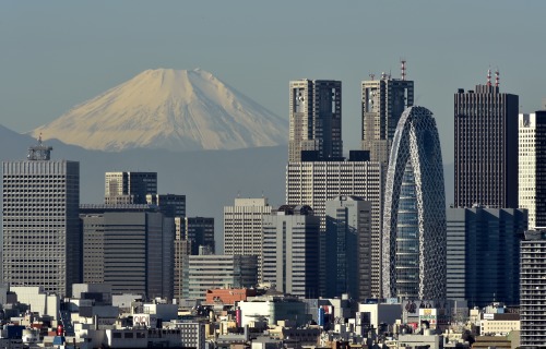 東京新宿區摩天大樓後面是日本最高的富士山，海拔3,776米。