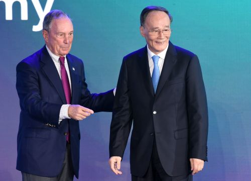 前紐約市市長布隆伯格（Michael R.Bloomberg）與王岐山，在中美新經濟論壇上。