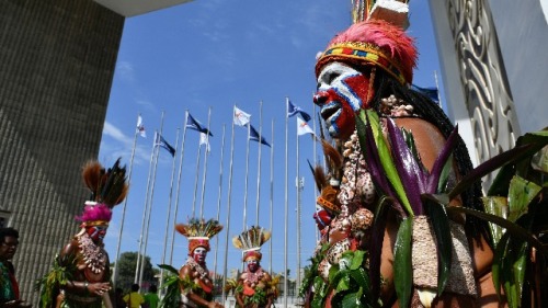 2018年11月15日，身著傳統服飾和頭飾的巴布亞紐幾內亞的表演者準備歡迎各國部長和代表參加在莫爾斯貝港舉行的第30屆亞太經合組織（APEC）部長級會議。