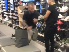英男试鞋突然拔腿狂奔测试店员以为偷鞋奋起直追(组图)