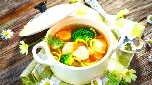 飯前喝湯有助於減少食慾，使飽腹感提前出現。