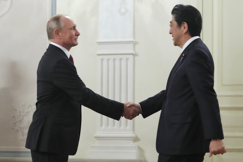 2018年5月26日，在莫斯科大劇院舉行的俄羅斯和日本跨文化年開幕式前，普京與安倍握手。