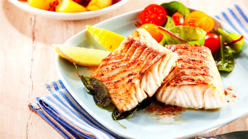 鱼类含有丰富的蛋白质，有助于肝脏解毒。