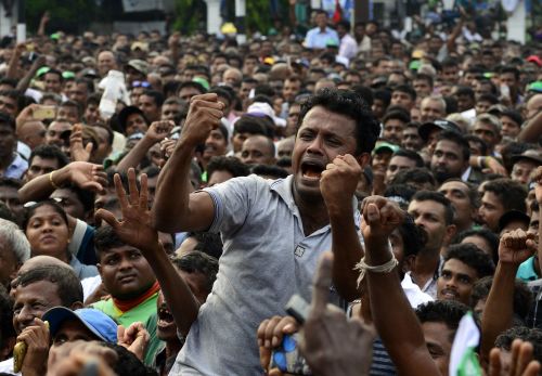 2018年11月15日，斯里蘭卡被驅逐的總理維克勒馬辛哈的支持者在科倫坡舉行的集會上大喊口號。