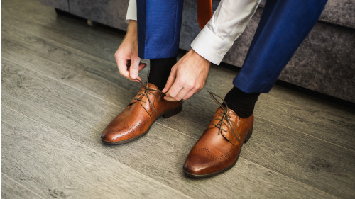 好好的穿鞋子不僅可以保護雙腳和膝蓋，而能正確的穿和脫，更能延長一雙好鞋的壽命。