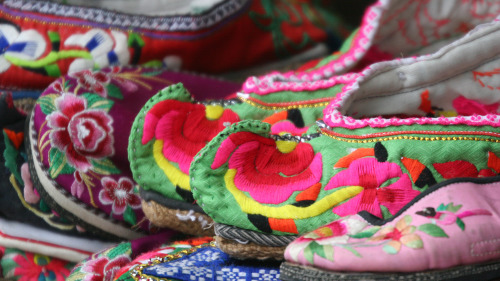 中国的绣花鞋鲜艳美丽。