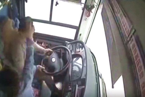 與乘客爆衝突司機恐嚇「把車開到橋下，大家一起死」視頻/圖