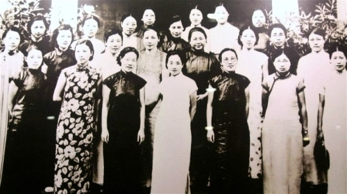 1938年3月10日中国战时儿童保育会在汉口成立。宋美龄（中排左四）任理事长，李德全（中排左五）任副理事长，安娥（二排左二），后排右一为邓颖超，右三为郭秀仪。
