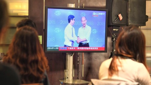 高雄市长候选人国民党籍的韩国瑜和民进党籍的陈其迈，昨晚进行了电视政见辩论