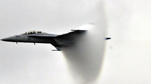 美軍超級大黃蜂戰機突破「音障」的瞬間