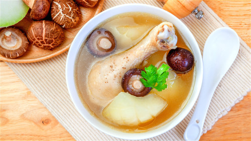 雞肉香菇雞湯對於元氣不足、食慾不佳的人有補養作用。