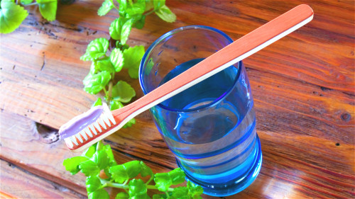 刷牙时牙膏挤的分量要适当，不要挤太多，以免刺激到咽喉部位引起恶心。