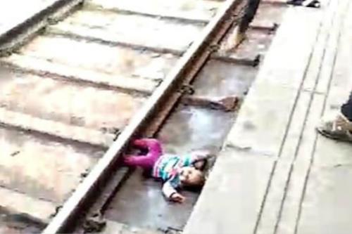 印度1歲小女孩跌落鐵軌 火車從她頭頂開過竟毫髮無損