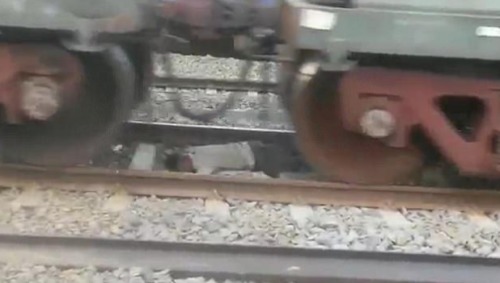 印度1岁小女孩跌落铁轨 火车从她头顶开过竟毫发无损
