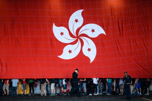 船上挂上香港区旗