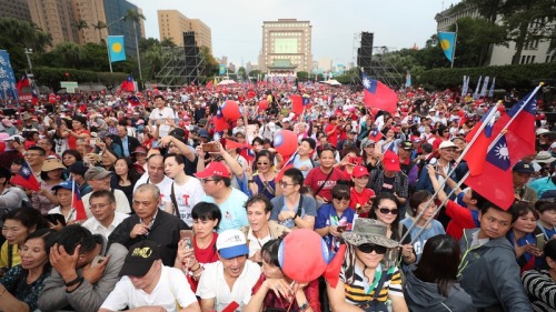 国民党台北市长候选人丁守中11月11日下午在总统府前凯道举办“繁荣为台北守中挺百业”造势活动，吸引许多支持者前往，现场人声鼎沸。