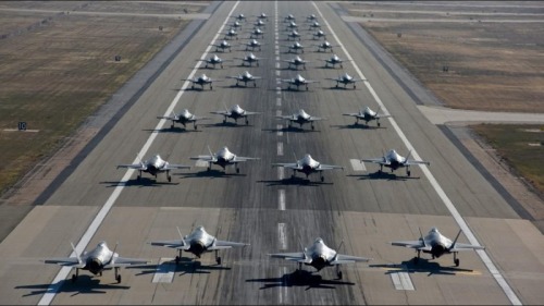 19日，美國空軍出動35架F-35戰機，舉行「大象漫步」方式演習展示實力