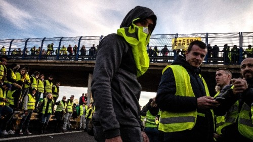 黃背心運動抗議照片法國總統比喻為戰爭場景