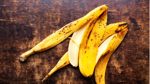 把香蕉皮剪成一小塊，然後敷在搔癢的地方即可。