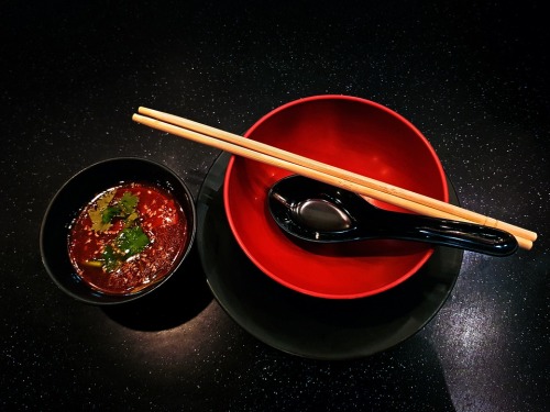 筷子须放在筷子架上，不可直接摆在碗上。
