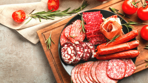 摄取红肉和加工肉品要注意分量，不宜过量食用。