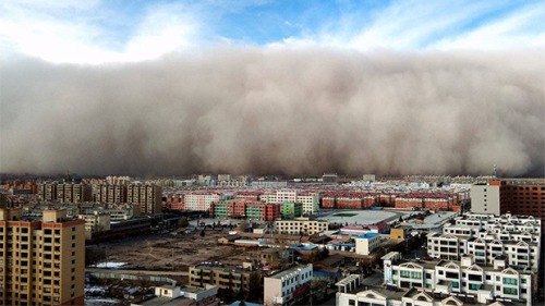 21日，朝鲜官媒KCTV播出天气预报之时，警告第二天会有特殊的“黄色沙尘”涌入，并宣布在全国范围内，禁止户外建筑工作。图为示意图。